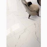 Gresie Abk Statuario Ultra Mat 80x80 cm – ambient living, pardoseala lucioasa aspect marmura alba cu fotoliu catifelat