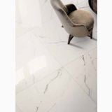 Gresie Abk Statuario Ultra Mat 80x160 cm – ambient living, pardoseala marmorata alba cu fotoliu catifea maro