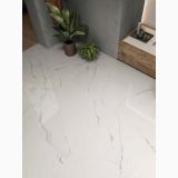 Gresie Abk Statuario Ultra Mat 80x80 cm – ambient living, pardoseala marmurata alba cu plante decorative si mobilier lemn