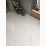 Gresie Abk Statuario Ultra Lucios 120x120 cm – ambient living, pardoseala aspect marmura alb cu plante decorative