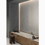Gresie Abk Statuario Ultra Lucios 120x120 cm – ambient baie, baie cu cada lemn, perete marmura si iluminare ambientala
