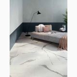 Gresie Abk Statuario Versilia Lucios 60x120 cm – ambient dormitor, dormitor modern cu canapea gri si pardoseala marmorata