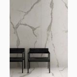 Gresie Abk Statuario Versilia Lucios 60x120 cm – ambient hol, scaune negre pe fundal marmura alba cu vinisor, pe pardoseala si perete