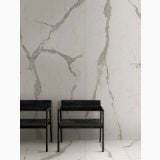 Gresie Abk Statuario Versilia Mat 60x120 cm – ambient living, perete si pardoseala marmura alba cu scaune negre
