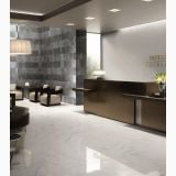Gresie Abk Statuario White Lux Lucios 60x120 cm – ambient comercial, receptie hotel eleganta cu pardoseala marmura alba lucioasa
