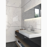 Gresie Abk Statuario White Lux Lucios 30x120 cm – ambient baie, baie moderna cu blat negru si lavoar alb, pe pardoseala si perete