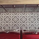 Gresie Cementina Black & White 20x20 cm – ambient hol, perete cu placi decorative alb-negru langa masini de spalat