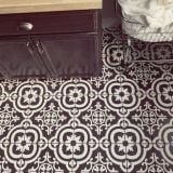 Gresie Cementina Black & White 20x20 cm – ambient living, pardoseala model floral negru cu alb, cosuri metalice