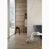 Gresie Alnus Mandorla Mat 20x120 cm – ambient baie, baie moderna cu cada freestanding, scara lemn si vedere zapada, pe pardoseala