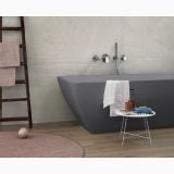Gresie Alnus Mandorla Mat 20x120 cm – ambient baie, baie moderna cu cada freestanding si pardoseala lemn