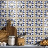 Decor din gresie porțelanată Amalfi 7 Lucios 15x15 cm – ambient bucatarie, perete bucatarie cu faianta decorativa albastru cu galben