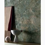 Gresie Portelanata HPM 03 Amazzonite Mat 60x120 cm – ambient living, perete verde marmorat cu vas ceramic si tablou decorativ