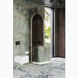 Gresie Portelanata HPM 03 Amazzonite Mat 120x120 cm – ambient baie, baie eleganta cu pereti verzi si nisa arcuita din lemn, pe pardoseala