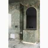 Gresie Portelanata HPM 03 Amazzonite Lucios 120x120 cm – ambient baie, baie eleganta cu marmura verde si oglinda arcuita, pe pardoseala si perete