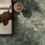 Gresie Portelanata Dimore DI 03 Amazzonite 20x20 cm – ambient living, living cu canapea bej si pardoseala verde marmorata