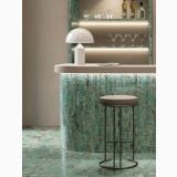 Gresie Amazzonite Mat 120x120 cm – ambient comercial, bar cu pardoseala verde marmorata si baza rotunda placata, pe pardoseala si perete