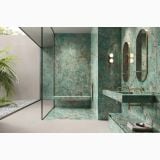 Gresie Amazzonite Mat 120x120 cm – ambient baie, baie moderna cu dus, marmura verde si accente aurii, pe pardoseala si perete