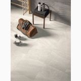 Gresie Rectificata Exterior Piemme Journey Otta 60x120 cm Antiderapanta – ambient living, gresie gri deschis cu geanta sport si gantere, pe pardoseala