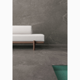 Gresie Ardesia Grafite Mat 60x120 cm – ambient terasa, canapea alba pe piatra gri langa piscina, pe pardoseala si perete
