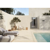 Gresie I Travertini Beige Vein Cut Antislip 60x120 cm – ambient piscina, terasa exterioara cu piscina, canapele si perete travertin, pe pardoseala