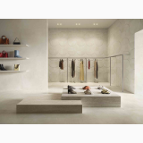 Gresie I Travertini Bianco Vein Cut 60x120 cm – ambient comercial, showroom minimalist cu podiumuri piatra si perete texturat