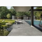 Gresie Origins Silver Antislip 60x120 cm – ambient exterior, terasa piscina cu gresie gri antiderapanta si sezlonguri, pe pardoseala