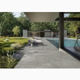 Gresie Origins Silver Mat 60x60 cm – ambient exterior, terasa piscina cu gresie gri, sezlonguri si gradina, pe pardoseala