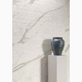 Gresie Portelanata Italgraniti Calacatta Top 60x120 cm Stripe – ambient, perete texturat calacatta cu vaza decorativa pe piedestal