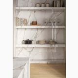 Lastra Gresie Italgraniti Calacatta Top 120x280x0,6 cm Lucios – ambient bucatarie, bucatarie cu rafturi marmura si vesela expusa, pe perete