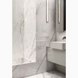 Lastra Gresie Italgraniti Calacatta Top 120x280x0,6 cm Lucios – ambient baie, baie moderna cu marmura pe perete si pardoseala