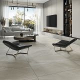 Gresie Portelanata iTiles StoneForm Ivory 60x60 cm – ambient living, living modern cu canapea gri si fotolii negre elegante, pe pardoseala
