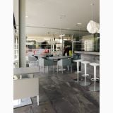 Gresie Stone Mix Ardesia Black 60x60 cm – ambient comercial, spatiu comercial cu pardoseala gresie gri antracit inchisa