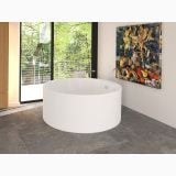 Cada Freestanding Rotunda Ares 150x150 cm – ambient baie, baie moderna cu cada rotunda alba si fereastra spre gradina, pe pardoseala