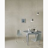 Gresie Argilla Biacca 60x60X1.2 cm – ambient living, living gri cu masa rotunda si lustre suspendate, pe pardoseala si perete