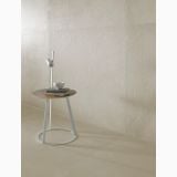 Gresie Argilla Biacca 60x60X1.2 cm – ambient living, masuta laterala cu lampa pe gresie bej, pe pardoseala si perete