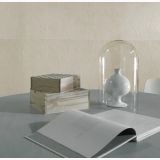 Gresie Argilla Biacca 60x60X1.2 cm – ambient living, perete gresie bej masa cu decoratiuni si carte