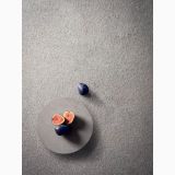Gresie Abk Native Ash Mat 60x60 cm – detaliu, farfuriu texturat cu smochine si prune deasupra