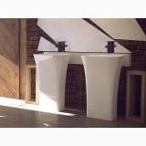 Lavoar Freestanding Assos Alb 50x40 cm – ambient baie, doua lavoare freestanding albe pe perete caramida, pe pardoseala