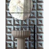 Gresie Portelanata Decor Dimore Audrey Marrone Imperiale 20x20 cm – ambient baie, perete cu decor geometric maro si albastru, lavoar ceramic