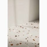 Lastra gresie Nuances Avorio Coccio Mat 120x280x0.6 cm – ambient, pardoseala terrazzo cu perete alb si lumina naturala