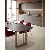 Gresie Gigacer Concept 1 Land Mat 60x60 cm – ambient bucatarie, bucatarie moderna cu pardoseala gresie, scaune rosii si masa lemn