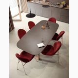 Gresie Gigacer Concept 1 Land Mat 120x120 cm – ambient bucatarie, living cu masa ovala si scaune rosii, pe pardoseala