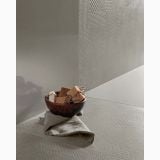 Lastra Gresie Gigacer Concept 1 Milk Texture Lucios 60x250 cm – ambient baie, colt baie cu bol saoun si prosop, pe pardoseala si perete
