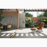 Lastra Gresie Gigacer Concept 1 Stone Mat 10x250 cm – ambient terasa, terasa exterioara cu fotoliu ratan si gresie gri, pe pardoseala