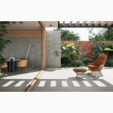 Gresie Gigacer Concept 1 Stone Bocciardato 120x120 cm – ambient terasa, terasa cu pergola, plante verzi si fotoliu rattan, pe pardoseala