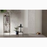 Lastra Gresie Gigacer Concept 1 Stone Lucios 10x250 cm – ambient living, spatiu modern cu etajera metalica, masuta, gresie fina pe perete