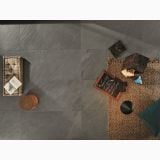 Gresie Stone Plan Lavagna Grigia 60x120 – ambient living, pardoseala gri antracit vazuta de sus cu obiecte decorative