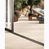 Gresie Portelanata DUO Back Desert Mat 120x120 cm – ambient terasa, terasa exterioara cu sezlong si plante decorative, pe pardoseala