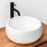 Lavoar Ceramica Rotund LAV2 Ø40 cm – ambient baie, lavoar rotund alb pe blat de lemn cu baterie neagra
