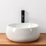 Lavoar Ceramica Rotund LAV2 Ø40 cm – lavoar rotund alb cu baterie neagra pe blat lemn